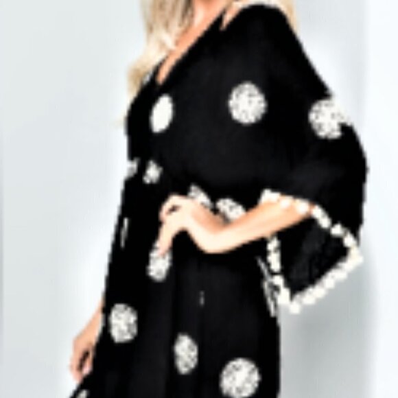 Everleigh Black Cream Dress. - Size L - Picture 4 of 13